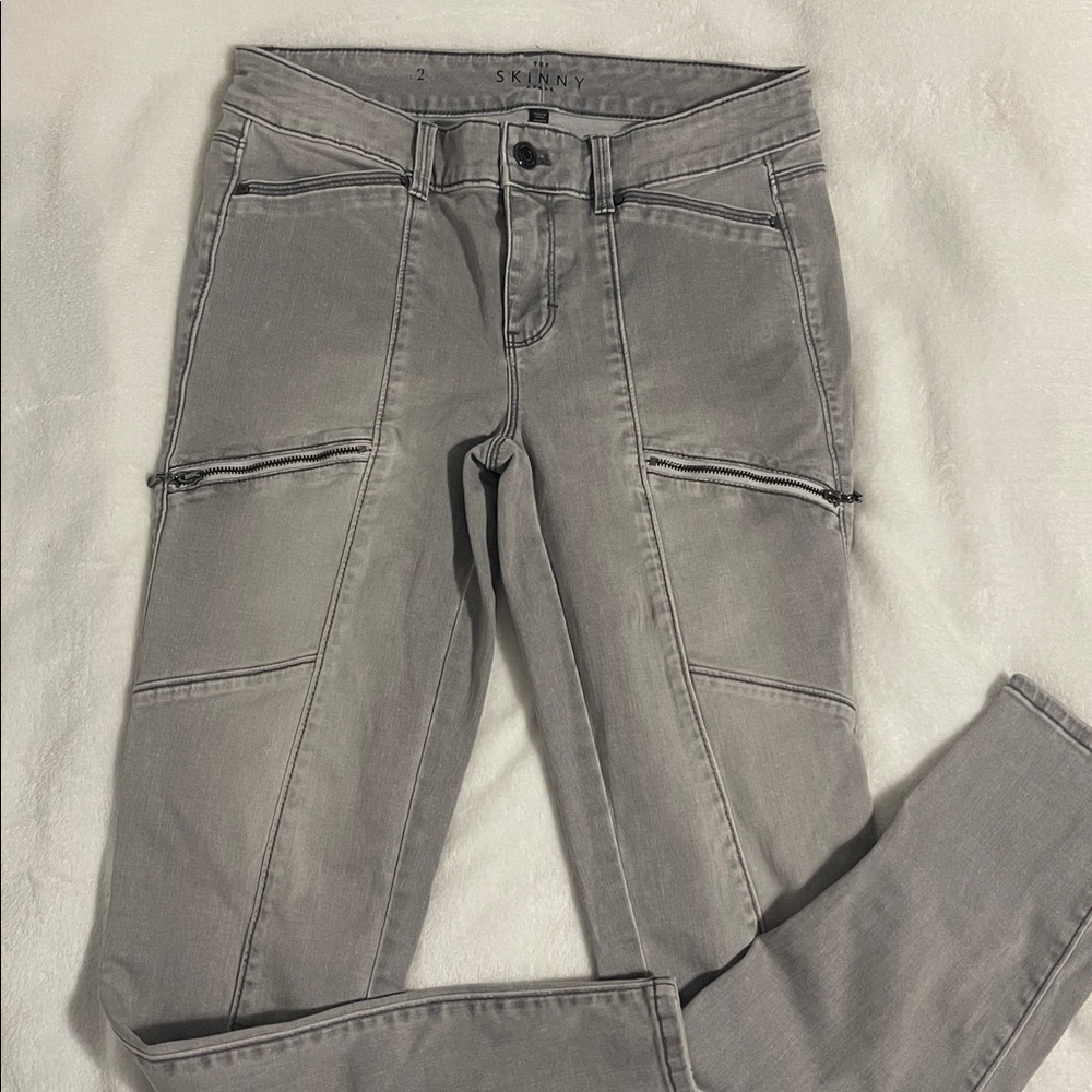 WHBM GRAY SKINNY ANKLE JEANS